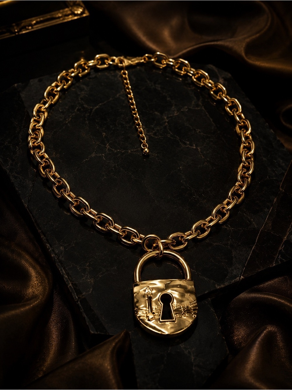 Lock Etoile Chunky Chain Necklace